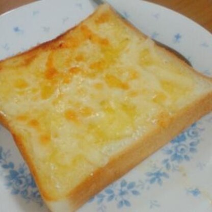 おやつ代わりに作ってみました。グラニュー糖の甘さとチーズのしょっぱさが合わさって、美味しかったです♪